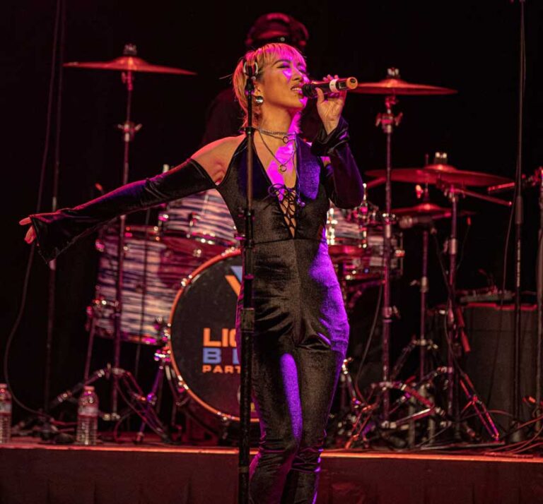 Liquid Blue Cover Band Lead Singer Jayda at the House of Blues